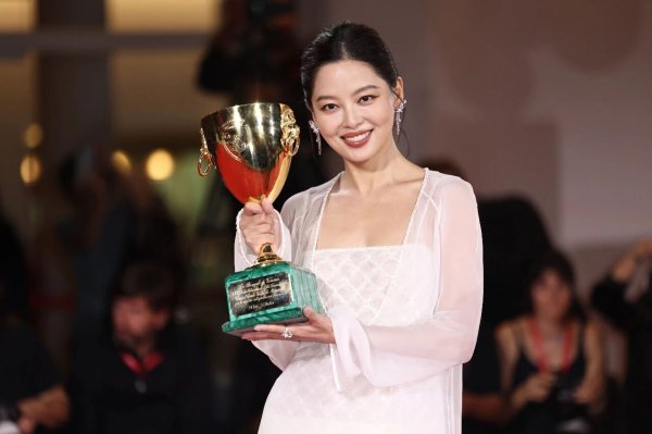 配资咨询平台客服24小时在线咨询 辛芷蕾夺得威尼斯“影后”