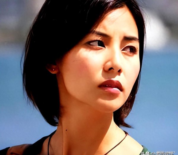 配资咨询平台客服24小时在线咨询 拍过三级片、惨遭闺蜜挖墙脚，38岁嫁大佬的蒙嘉慧，如今被宠成宝